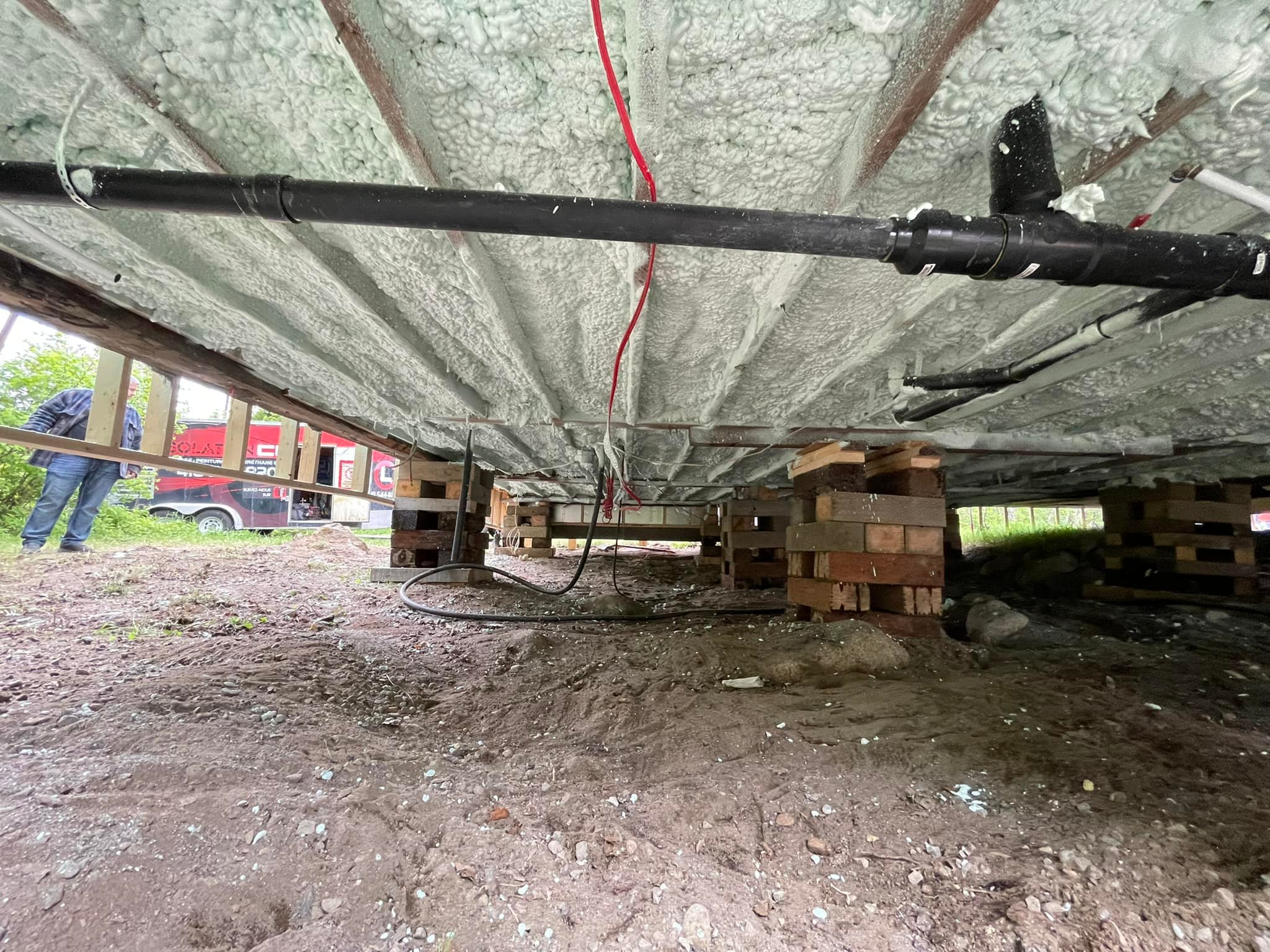 Pose de laine minérale pour isolation de plafond dans une maison  à Alma
