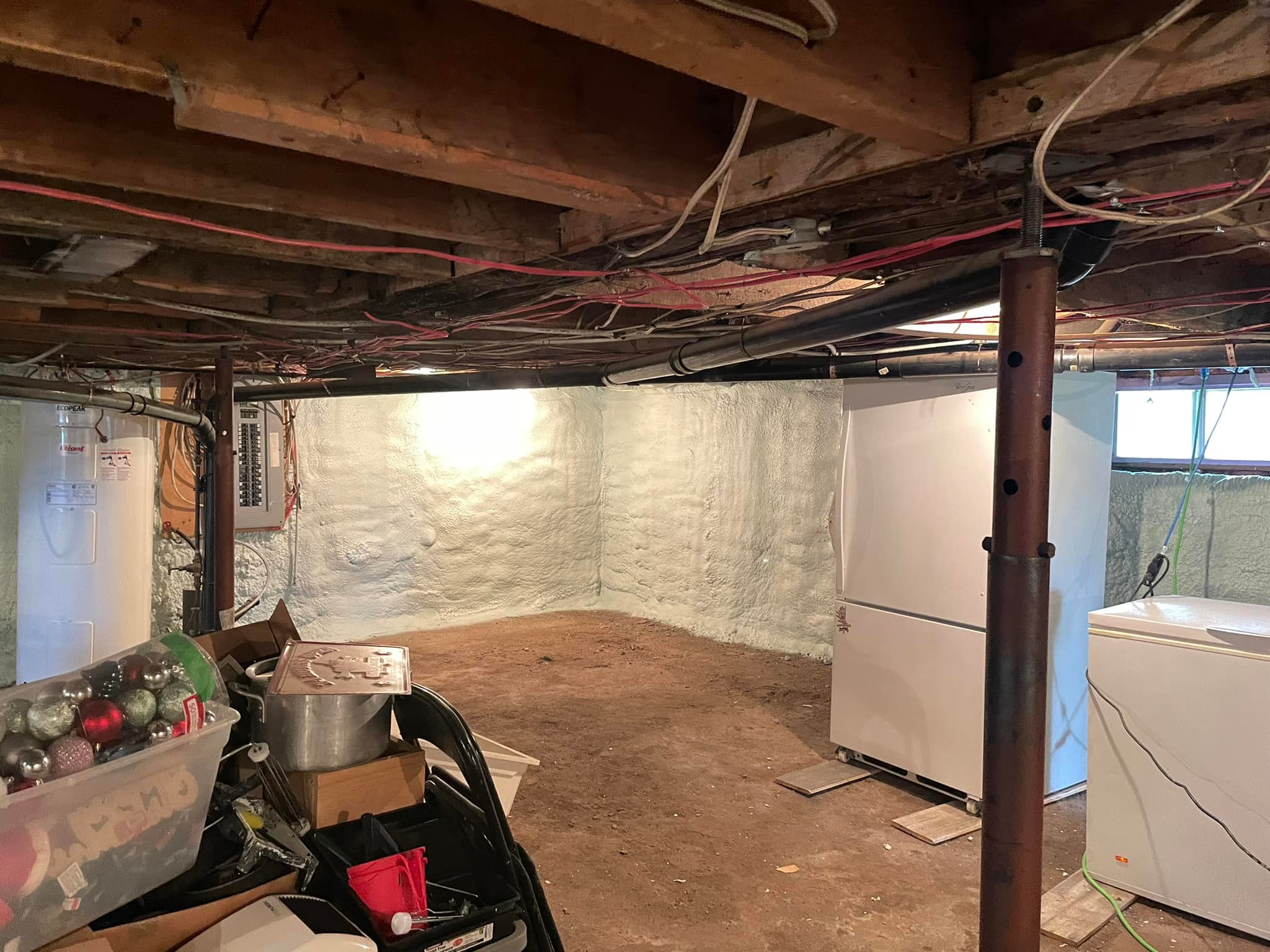 Installation d’isolant en fibre de verre dans des murs de charpente  à Alma