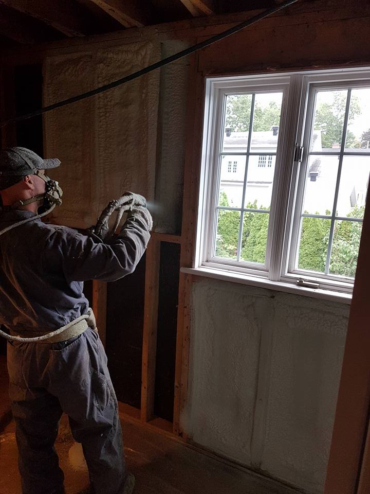 Isolation extérieure avec panneaux isolants rigides sur une maison  à Beaupré
