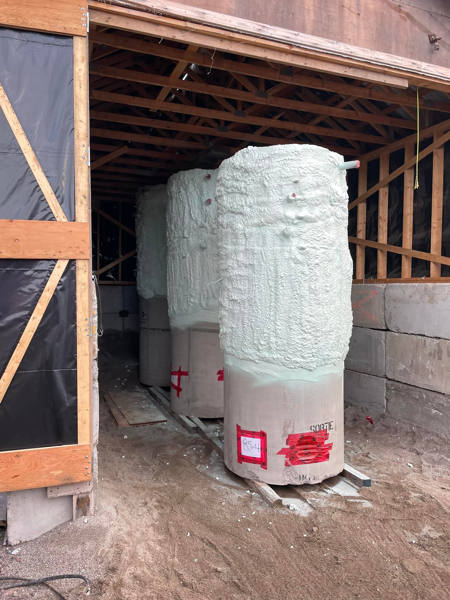 Travaux d’isolation à la mousse uréthane sur murs et plafond d’un bâtiment  à Dolbeau-Mistassini