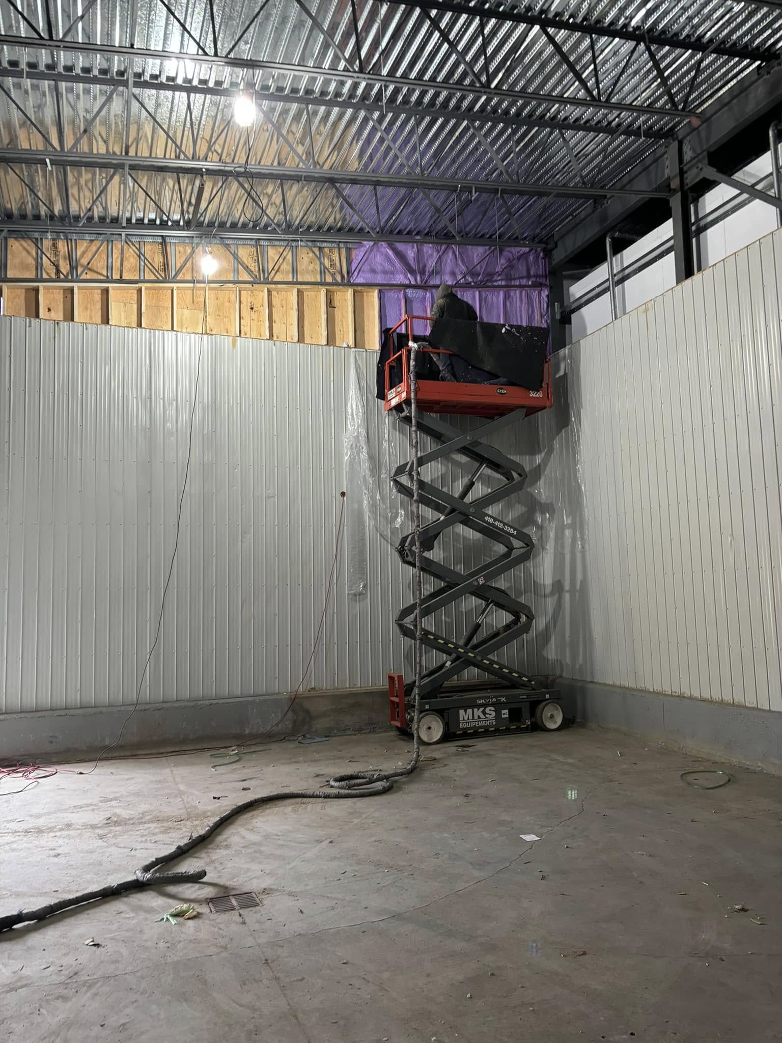 Installation d’isolant en fibre de verre dans des murs de charpente  à Jonquière