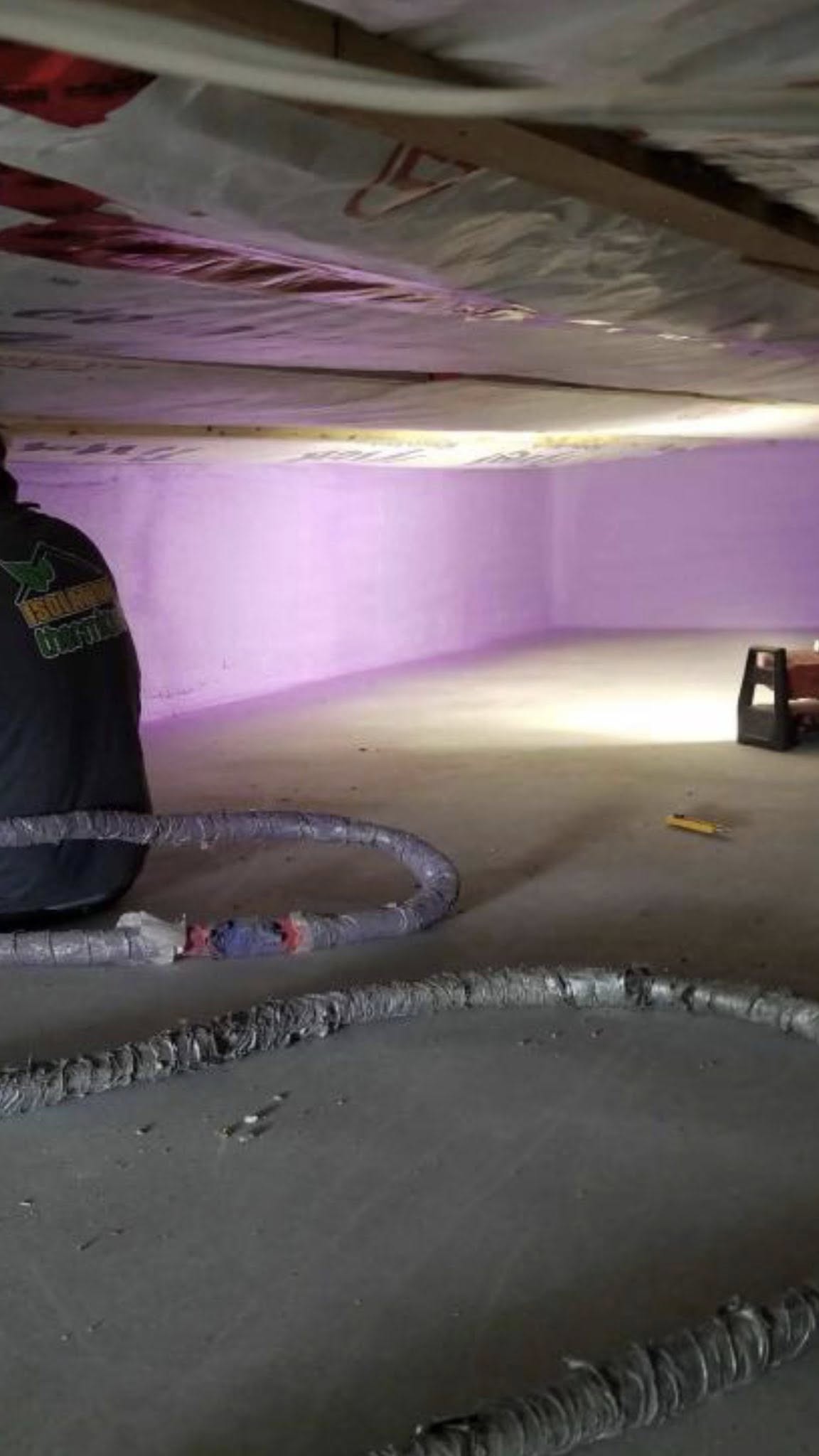 Travaux d’isolation à la mousse uréthane sur murs et plafond d’un bâtiment  à Jonquière