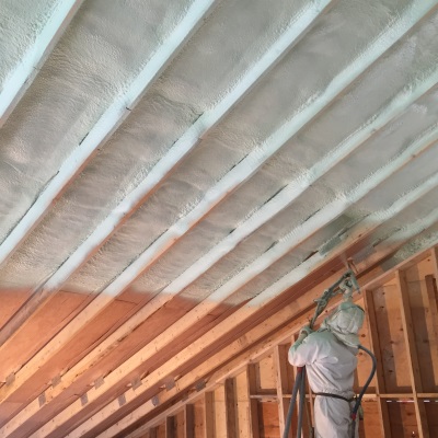 Pose de laine minérale pour isolation de plafond dans une maison  à La Malbaie