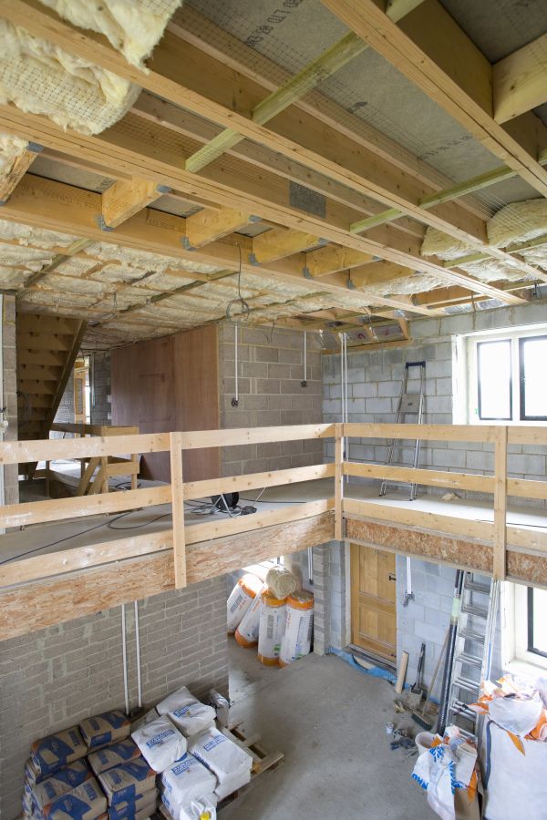 Travaux d’isolation à la mousse uréthane sur murs et plafond d’un bâtiment à Prévost