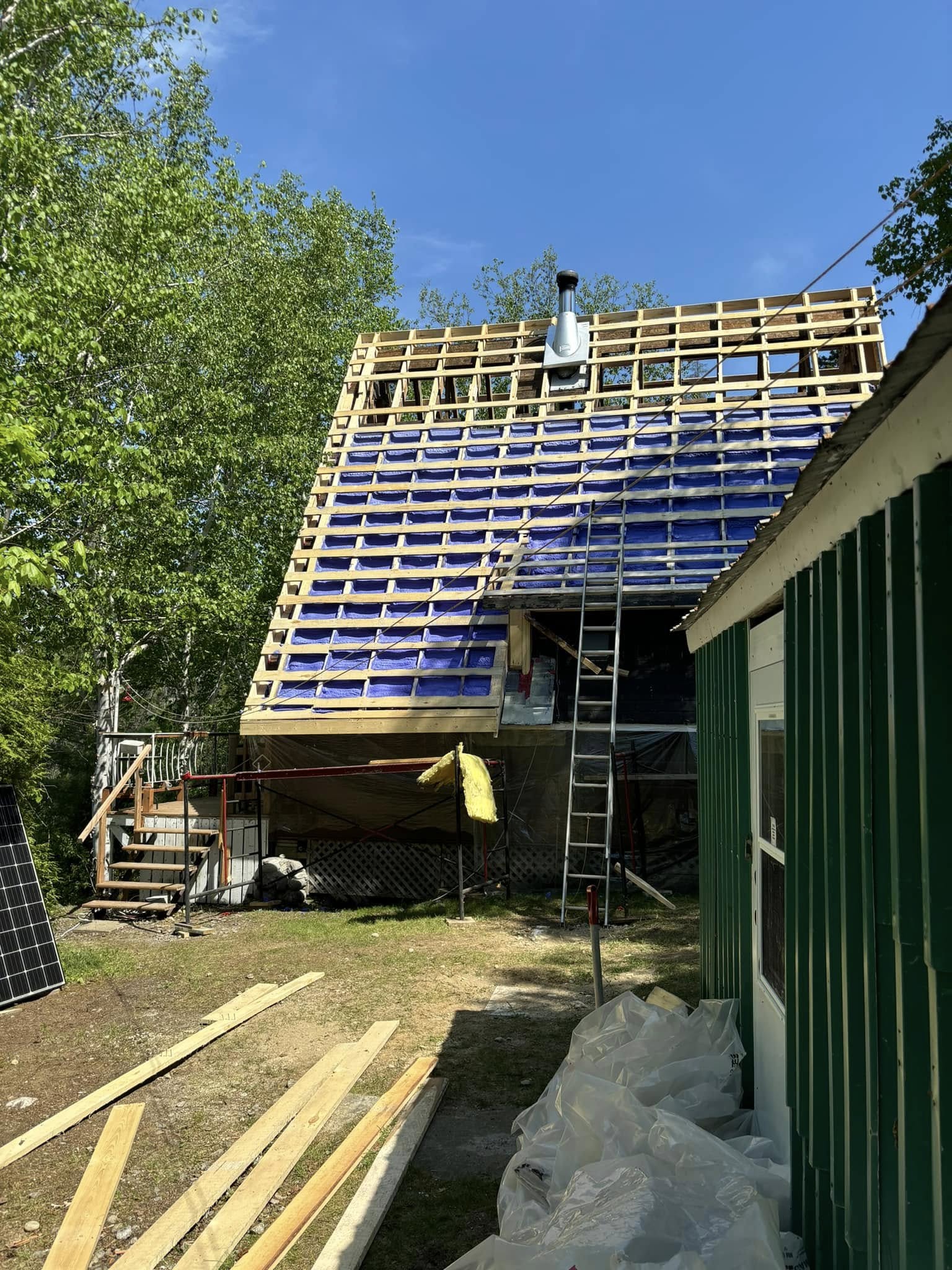 Pose de laine minérale pour isolation de plafond dans une maison  à Roberval