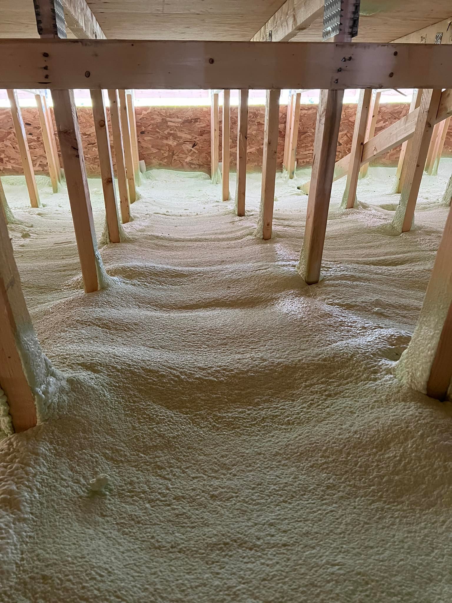 Pose de laine minérale pour isolation de plafond dans une maison  à Saint-agapit