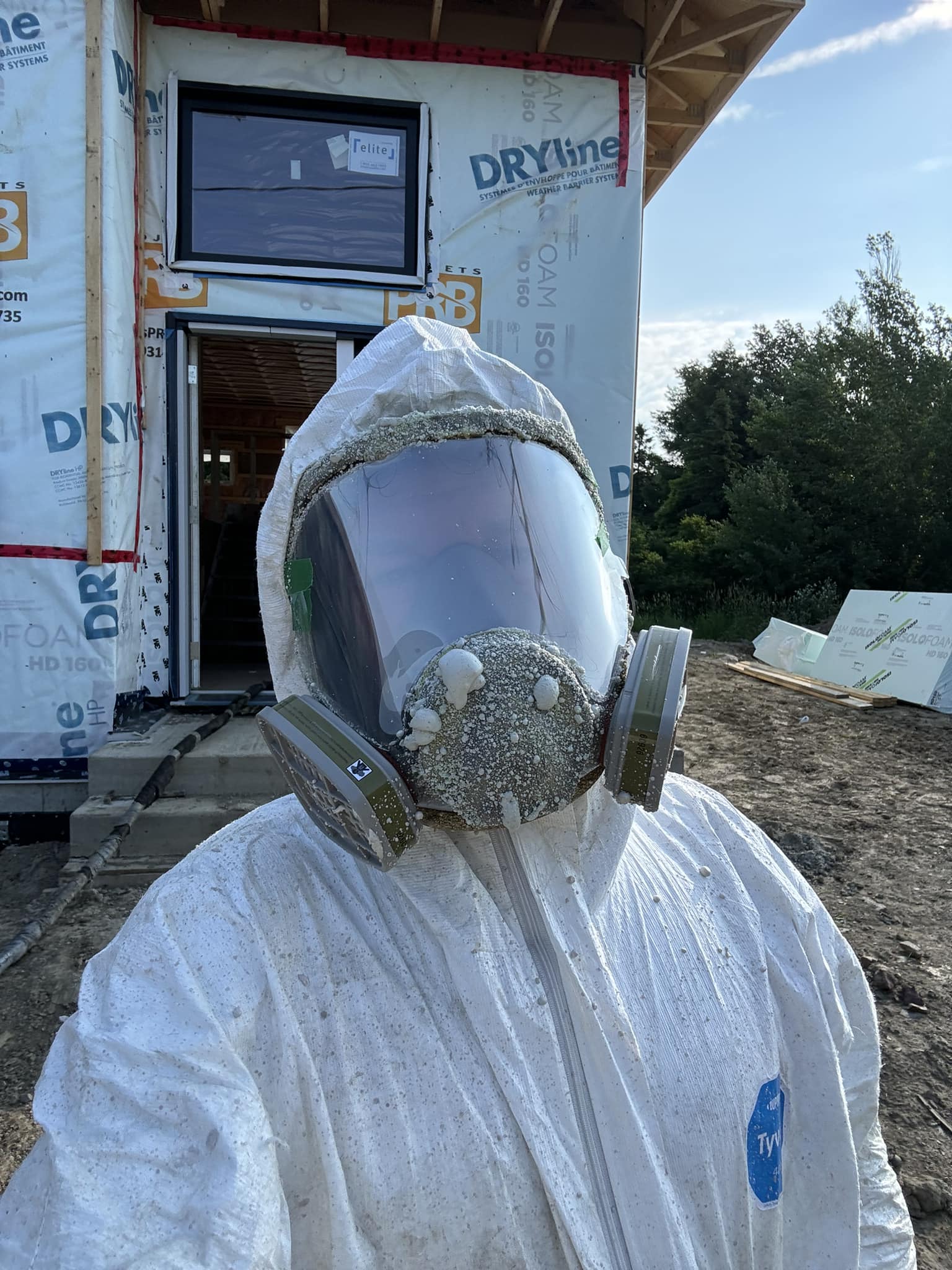 Installation d’isolant en fibre de verre dans des murs de charpente  à Saint-agapit