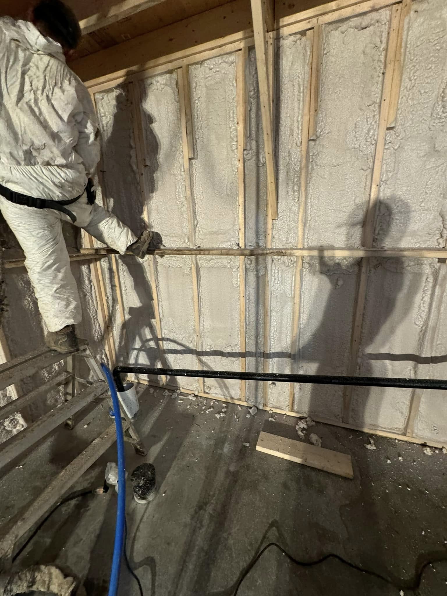 Travaux d’isolation à la mousse uréthane sur murs et plafond d’un bâtiment  à Saint-agapit