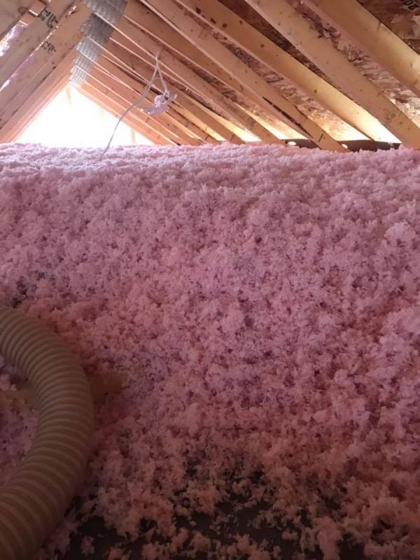 Isolation complète de plafond avec laine soufflée dans une construction résidentielle  à Saint-Félicien