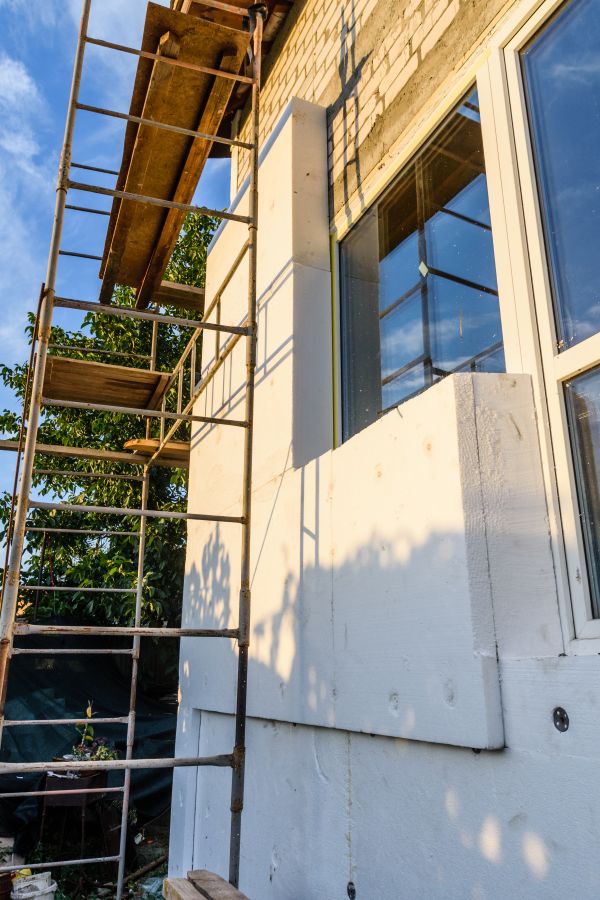Installation d’isolant en fibre de verre dans des murs de charpente à Saint-Hippolyte