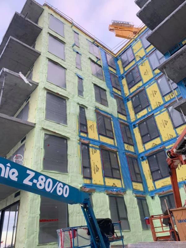 Installation d’isolant en fibre de verre dans des murs de charpente dans les Cantons-de-l’Est