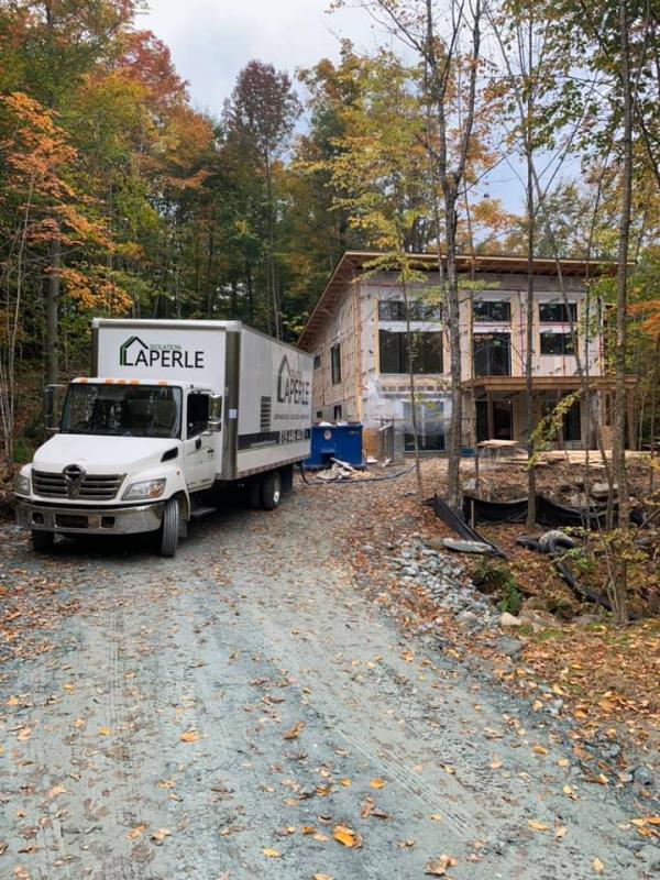 Isolation complète de plafond avec laine soufflée dans une construction résidentielle dans les Cantons-de-l’Est